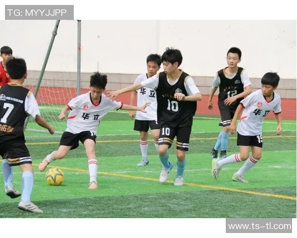 小学生足球比赛精彩纷呈赛场上小小球员展现团结拼搏精神